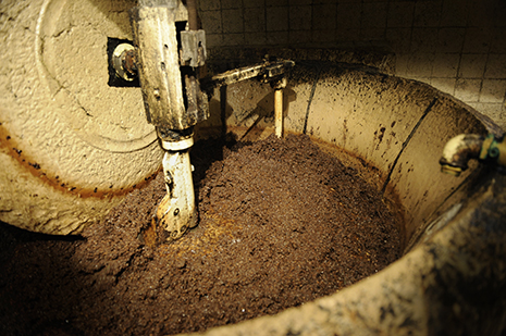 Photo du moulin à huile et d'un fut d'huile d'olive